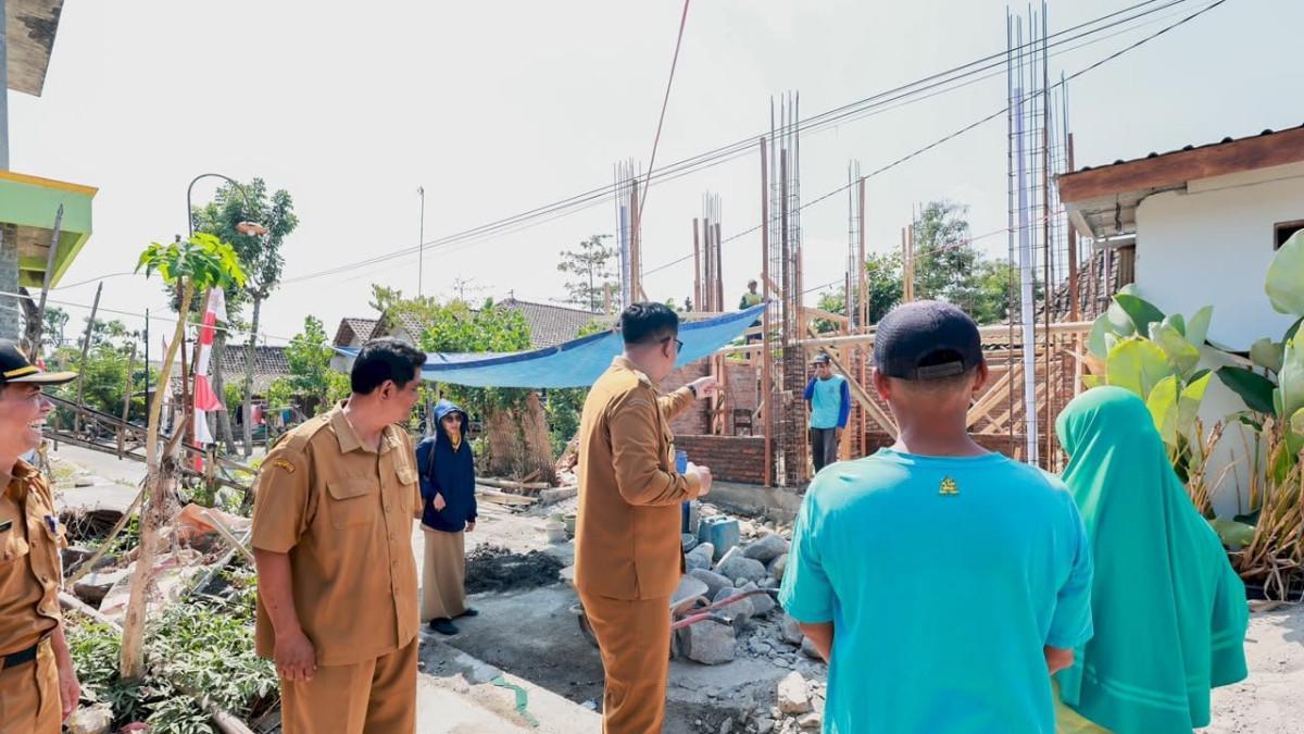BANTUAN RTLH KLATEN - Bupati Klaten Hamenang Wajar Ismoyo berdialog dengan warga saat meninjau progres rehabilitasi Rumah Tidak Layak Huni (RTLH) di Desa Sajen, Kecamatan Trucuk, Senin (10/8/2026).