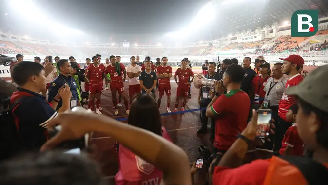 Para pemain Timnas Indonesia bersama pelatih John Herdman dan staf pelatih menghampiri suporter usai laga ketiga Grup A Piala AFF 2026 melawan Vietnam di Stadion Pakansari, Bogor, Senin (3/8/2026) malam WIB. Meski harus menelan kekalahan 0-3, skuad Garuda tetap menyampaikan apresiasi kepada para pendukung yang setia memberikan dukungan hingga peluit panjang berbunyi. Timnas Indonesia masih memiliki peluang lolos ke semifinal dengan syarat wajib mengalahkan tuan rumah Singapura pada pertandingan terakhir Grup A. (Kapanlagi.com/Budy Santoso)