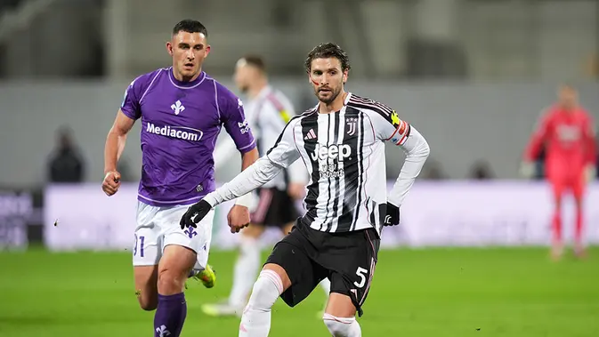 Manuel Locatelli dan Roberto Piccoli beraksi dalam laga Serie A antara Fiorentina dan Juventus di Artemio Franchi, 22 November 2025. (Massimo Paolone/LaPresse via AP)