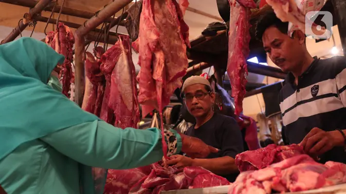 Pedagang daging sapi melayani pembeli di Pasar Senen, Jakarta. (Liputan6.com/Angga Yuniar)