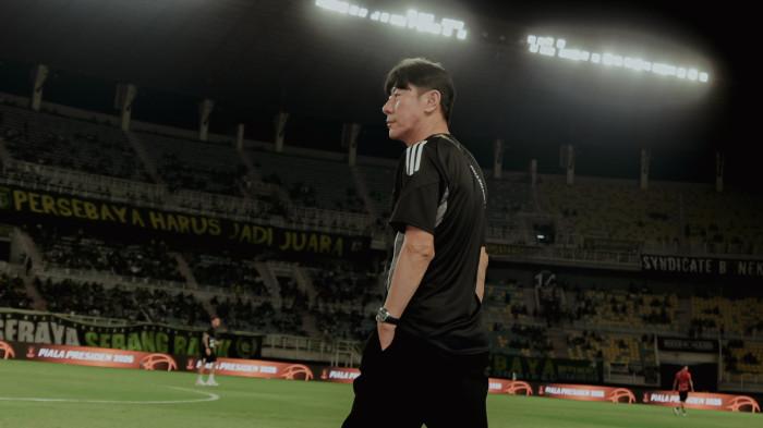 SHIN TAE-YONG - Pelatih Persija Jakarta, Shin Tae-yong saat mendampingi anak asuhnya pada laga perdana Grup B Piala Presiden 2026 melawan Persebaya Surabaya di Stadion Gelora Bung Tomo (GBT), Surabaya, Minggu (26/7/2026) malam WIB. Persija kalah tipis 0-1.