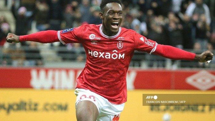 Penyerang Reims asal Inggris, Folarin Balogun, merayakan golnya saat pertandingan sepak bola Liga Prancis antara Stade de Reims dan Stade Rennais FC di stadion Auguste-Delaune II di Reims.
