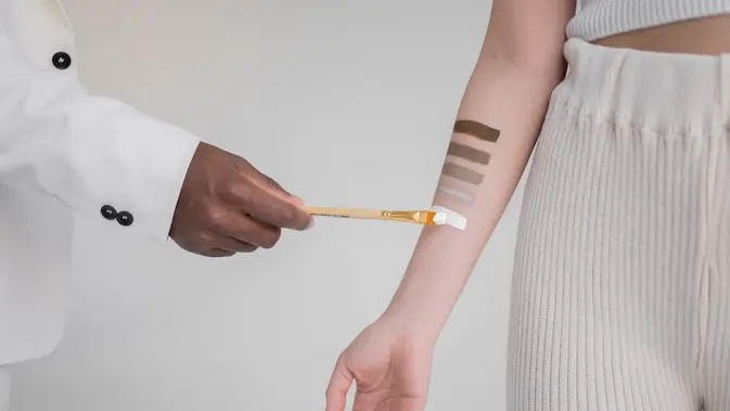 Pahami 4 Tips Ini Sebelum Memilih Shade Lipstik, Ciptakan Tampilan Bibir yang Merona Maksimal Ilustrasi Warna Kulit. Credit: Pexels/Monstera Production