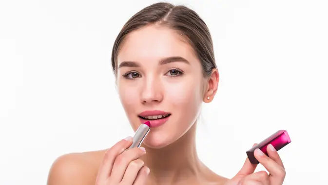 Ilustrasi Memakai Lipstik Apa Itu Shade Lipstik/Copyright Freepik/diana.grytsku