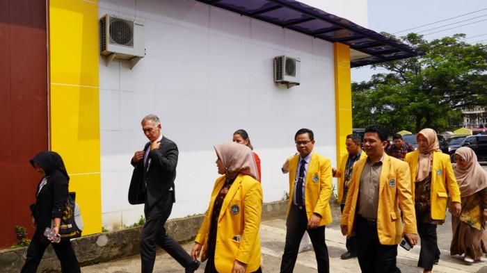 DIKLATNAS- Duta Besar Jerman Ralf Beste bersama Rektor UNP Krismadinata dan peserta Diklat Nasional Guru Bahasa Jerman di Hotel dan Pusat Diklat UNP By Pass Padang, Rabu (12/8/2026). Kegiatan tersebut diikuti 30 guru Bahasa Jerman dari berbagai daerah di Indonesia.