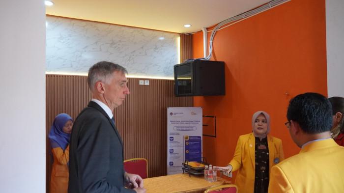 DIKLATNAS- Kegiatan Pendidikan dan Pelatihan Nasional (Diklatnas) bagi guru Bahasa Jerman se-Indonesia di Hotel dan Pusat Diklat UNP By Pass Padang. Diklat Bahasa Jerman tersebut diikuti 30 peserta dari berbagai daerah di Indonesia.
