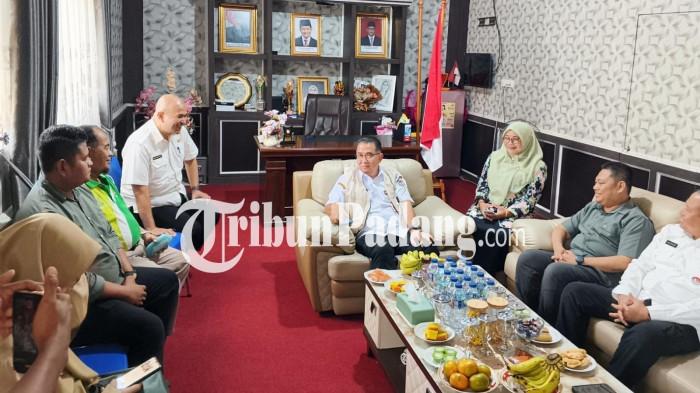 KUNJUNGAN SEKOLAH- Direktur Jenderal Politik dan Pemerintahan Umum (Ditjen Polpum) Kementerian Dalam Negeri, Akmal Malik, meninjau sekolah MAN 3 Kota Padang, Rabu (15/7/2026).