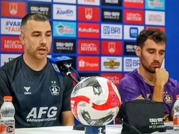 Pelatih Persik, Marcos Reina (kiri) dan pemain, Imanol Garcia (kanan) dalam sesi jumpa pers jelang duel melawan Persis di Stadion Manahan, Surakarta, Sabtu (28/2/2026).