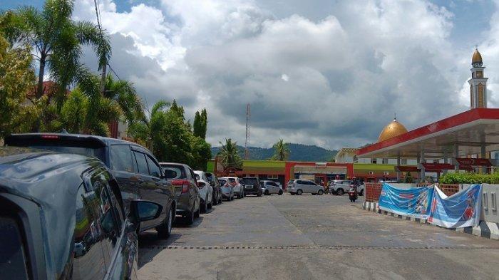 Puluhan kendaraan roda empat (mobil) antre untuk membeli BBM jenis Pertalite di SPBU Simbuang, Jalan Jendral Gatot Subroto, Simboro, Mamuju, Sulawesi Barat (Sulbar), bersamaan arus mudik Lebaran 2024, Minggu (7/4/2024).