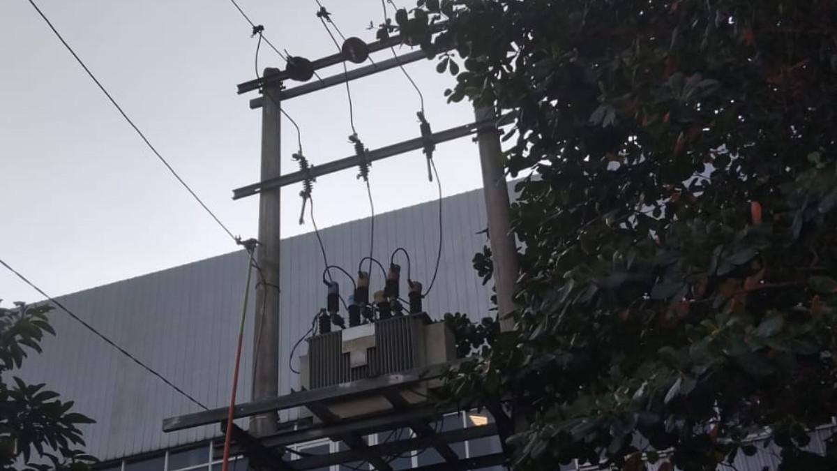 JADWAL PEMADAMAN LISTRIK - Potret tiang listrik, PLN umumkan pemadaman listrik