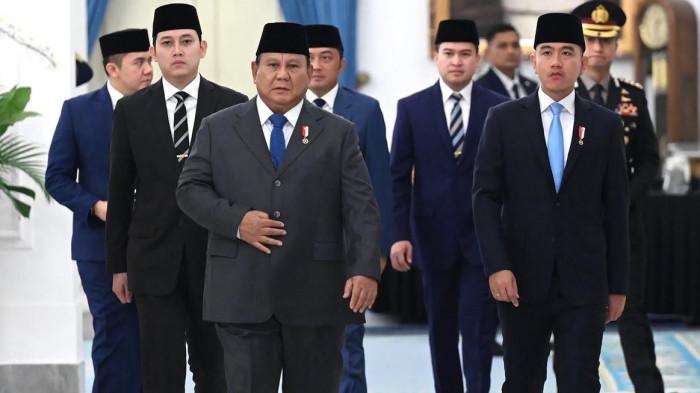 PILPRES 2029 — Presiden Prabowo Subianto dan Wakil Presiden Gibran Rakabuming Raka menghadiri Pengucapan Sumpah Hakim Mahkamah Konstitusi (MK), pelantikan anggota Ombudsman RI 2026–2031, serta Duta Besar Luar Biasa dan Berkuasa Penuh (LBBP) RI di Istana Negara, Jakarta, Jumat (10/4/2026). Pengamat Hendri Satrio menilai peluang politik Gibran pada Pilpres 2029 bergantung pada keputusan Prabowo dalam menentukan calon wakil presiden.