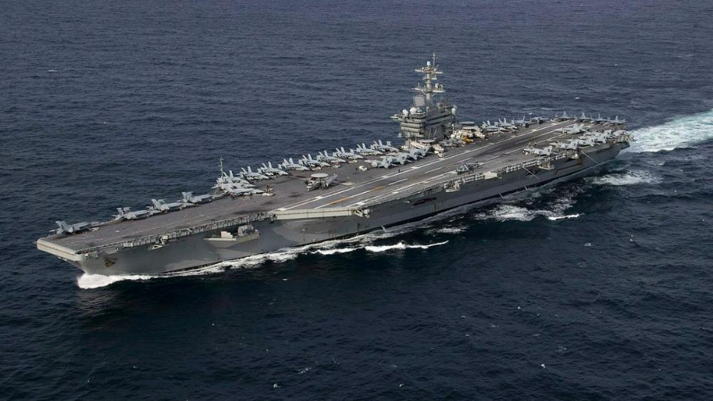 Kapal induk Angkatan Laut AS USS Abraham Lincoln (CVN-72) sedang berjalan di Samudra Atlantik selama latihan transit selat pada 30 Januari 2019.