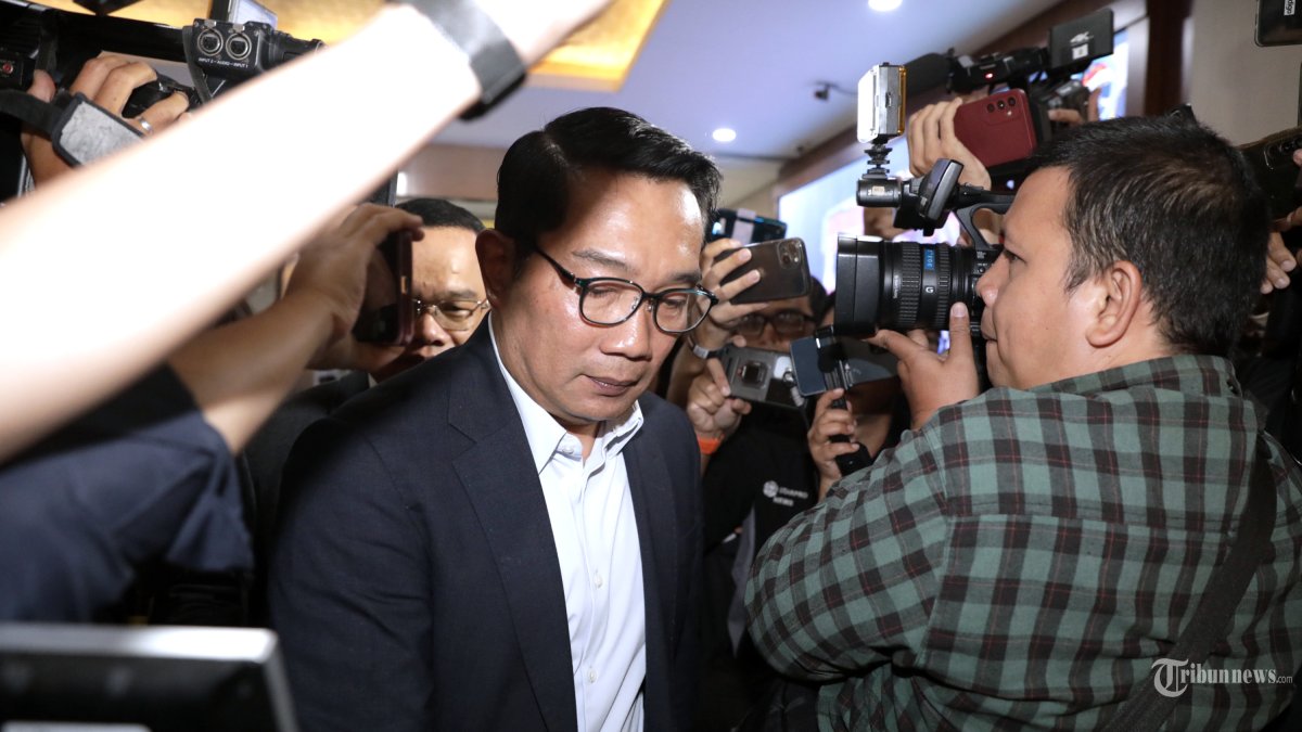 PEMERIKSAAN RIDWAN KAMIL - Mantan Gubernur Jawa Barat Ridwan Kamil tiba untuk menjalani pemeriksaan di Gedung Bareskrim Mabes Polri, Jakarta, Kamis (28/8/2025). Ridwan Kamil diperiksa oleh Direktorat Tindak Pidana Siber Bareskrim Polri terkait laporan dugaan pencemaran nama baik dari selebgram Lisa Mariana. TRIBUNNEWS/IRWAN RISMAWAN