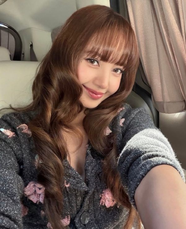 Lisa at the livestream meeting with fans on the 10th anniversary of Blackpink's founding. Photo: Instagram