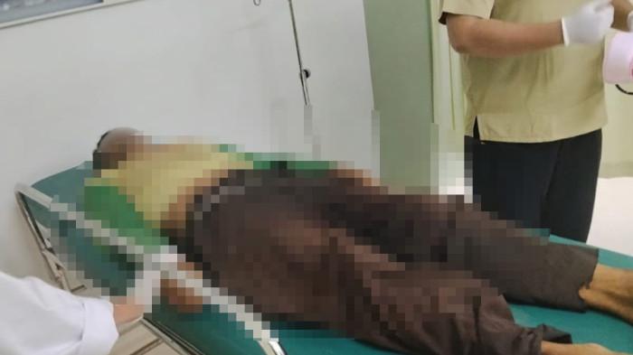 KEMATIAN KASIM - Jasad Kasim lansia 65 yang tewas di area Karhutla Kecamatan Rasau Jaya, Kabupaten Kubu Raya, Kalimantan Barat, Selasa 11 Agustus 2026 saat dibawa ke RSUD TBSI Kubu Raya. Direktur RSUD TBSI Kubu Raya menduga Kasim tewas akibat menghirup asap.