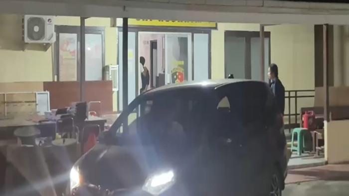 KASUS PEMBUNUHAN - Orang pertama yang dibawa ke dalam ruangan Sat Reskrim Polres Landak sekira pukul 19.40 WIB pada Rabu 12 Agustus 2026. Ada 2 orang yang diamankan, dan diduga kuat berkaitan dengan kasus pembunuhan ibu dan anak di Kuala Behe.