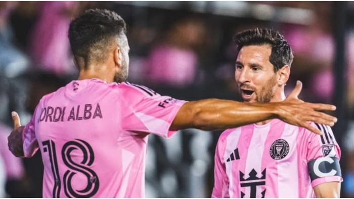PERAYAAN GOL - Pemain Inter Miami, Jordi Alba (kiri) dan Lionel Messi (kanan) melakukan selebrasi setelah mencetak gol.