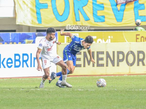 Pemain PSM Makassar, Yance Sayuri (kiri), sedang berebut bola dengan pilar Persib Bandung bernama Ferdiansyah Cecep Surya (kanan) dalam laga pekan ke-24 Liga 1 2022 di Stadion Pakansari, Bogor, Jawa Barat, Selasa (14/2/2023).