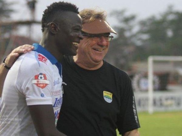 Striker Persib Bandung, Ezechiel Ndouassel, mendapatkan instruksi dari pelatih Robert Rene Alberts dalam perjuangan tim di Liga 1 2019.