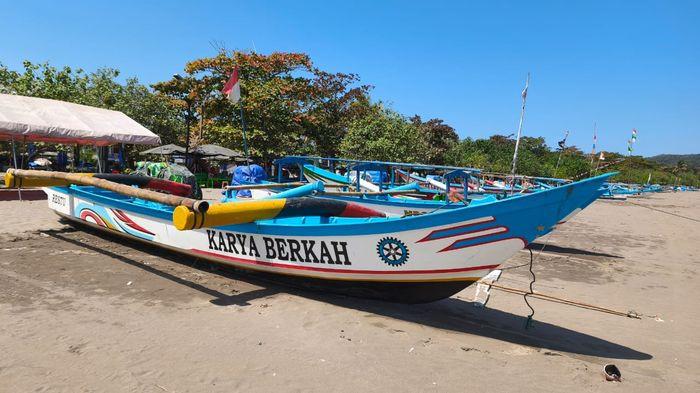 PERAHU YANG TERBALIK - Penampakan perahu wisata yang terbalik setelah dihantam gelombang tinggi di perairan Pantai Barat Pangandaran, Jawa Barat, Selasa (11/8/2026).