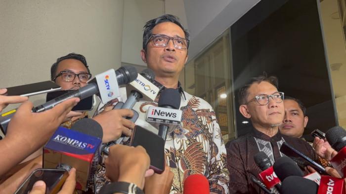 PEMERIKSAAN - Kuasa hukum mantan Jampidsus Febrie Adriansyah, Febri Diansyah usai dampingi kliennya jalani pemeriksaan sebagai tersangka kasus TPPU di Gedung Utama Kejaksaan Agung, Jumat (7/8/2026).