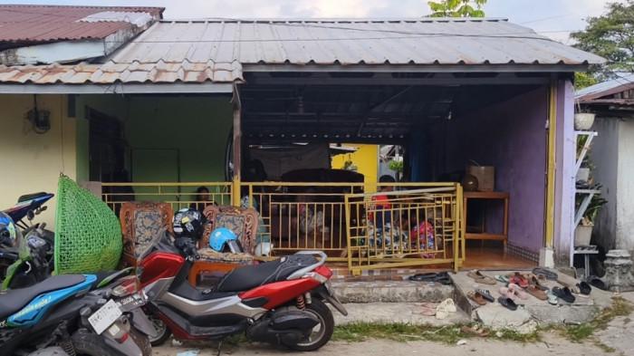 Suasana kediaman rumah Andi Syamsu kru KM Satriani atau KM Putra Buluh yang dikabarkan tenggelam di perairan Pulau Peniki, Kabupaten Bintan, Provinsi Kepulauan Riau pada Rabu (12/8/2026).