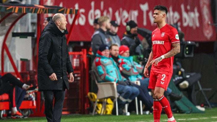 HILGERS DIBERI INSTRUKSI - Bek Timnas Indonesia Mees Hilgers (kanan) diberi instruksi oleh pelatih FC Twente Joseph Oosting (kiri) saat pertandingan melawan Bodo/Glimt dalam laga play-off 16 besar Liga Eropa di De Grolsch Veste, pada Jumat (14/2/2025) dini hari WIB. (Laman FC Twente)