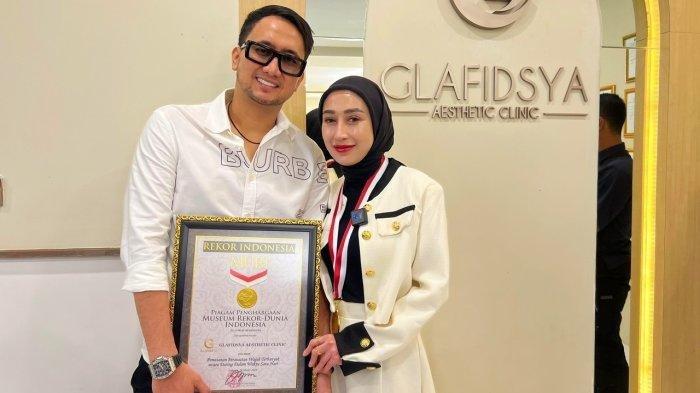 Dokter Attaubah Mufid dan Reza Gladys saat menerima penghargaan rekor MURI, di Glafidsya Aesthetic Clinic, Jakarta Selatan, Kamis, (28/3/2024).