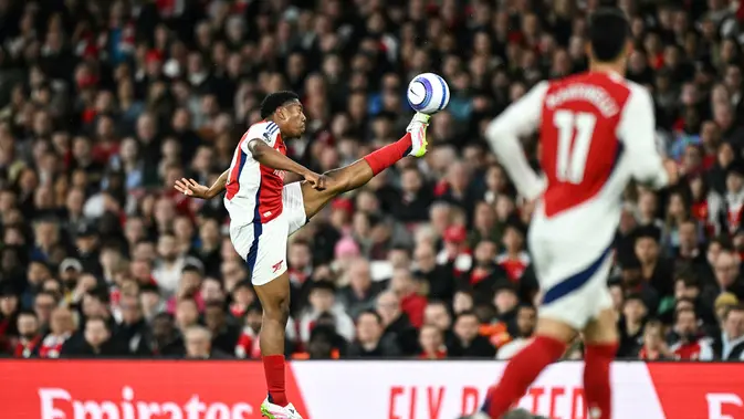 Gelandang Arsenal asal Inggris Myles Lewis-Skelly mengontrol bola selama pertandingan sepak bola Liga Primer Inggris antara Arsenal dan Crystal Palace di Stadion Emirates di London pada 23 April 2025.Ben STANSALL / AFP