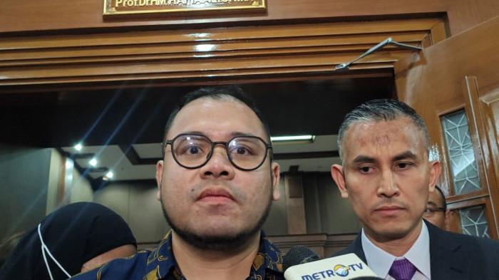 VONIS CHROMEBOOK – Terdakwa kasus korupsi pengadaan laptop Chromebook, Ibrahim Arief alias Ibam, usai menjalani sidang vonis di Pengadilan Tipikor Jakarta Pusat, Selasa (12/5/2026). Eks konsultan Kemendikbudristek era Nadiem Makarim itu mengaku merasa ada unsur ketidakadilan dalam putusan 4 tahun penjara terhadap dirinya.