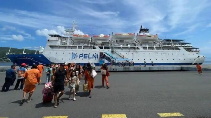 JADWAL KAPAL - Kapal Pelni KM Tilongkabila saat bersandar di Pelabuhan Samudera Bitung. Tribun Manado/Christian Wayongkere