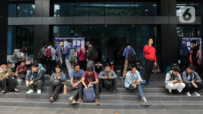 Sejumlah pencari kerja memadati arena Job Fair di kawasan Jakarta. (Liputan6.com/Johan Tallo)