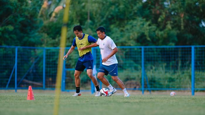 Asisten pelatih PSIS Semarang Hamka Hamzah turut ikut dalam sesi game pada rangkaian latihan tim di Lapangan Terang Bangsa Semarang baru-baru ini - TRIBUNJATENG/ F ARIEL SETIAPUTRA