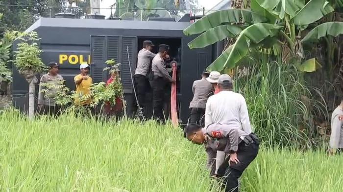 MUSIM KEMARAU -  Polisi mengeluarkan mobil pemadam untu