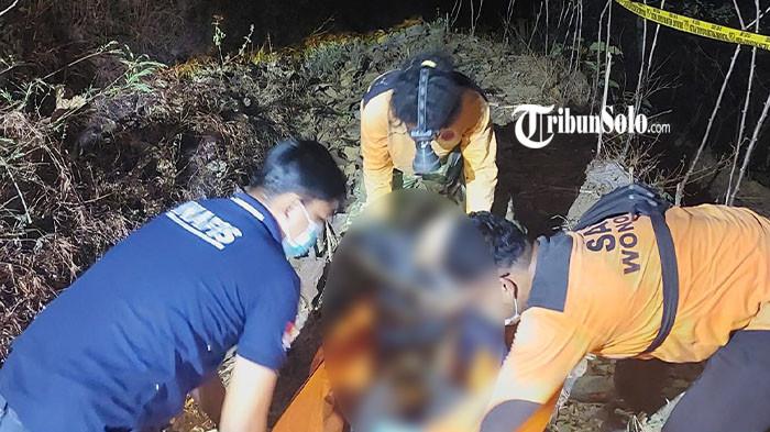 MAYAT TERBORGOL - Evakuasi mayat laki-laki di sebuah tegalan di Dusun Bengle, Desa Temboro, Kecamatan Karangtengah, Wonogiri, Jawa Tengah, Selasa (11/8/2026) sore. Yang membuat penemuan tersebut menjadi perhatian, jenazah pria itu ditemukan dalam kondisi kedua tangannya terborgol.