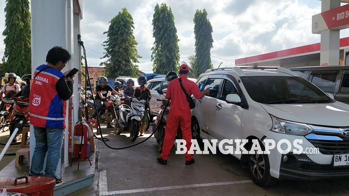 ISI BBM -- Sejumlah petugas nozel SPBU 331.71 Desa Gadung ketika tengah mengisi BBM kendaraan milik masyarakat, Rabu (15/7/2026). Antrean kendaraan mengisi BBM sudah terjadi hampir sepekan terakhir.
