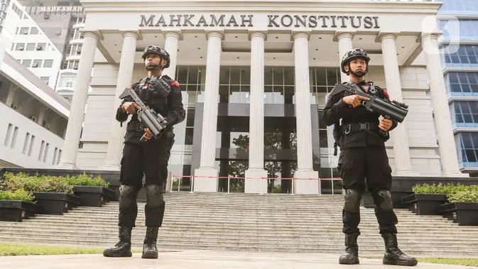Polisi bersenjata lengkap melakukan pengamanan di Gedung Mahkamah Konstitusi (MK), Jakarta, Selasa (7/11/2023). (Liputan6.com/Angga Yuniar)