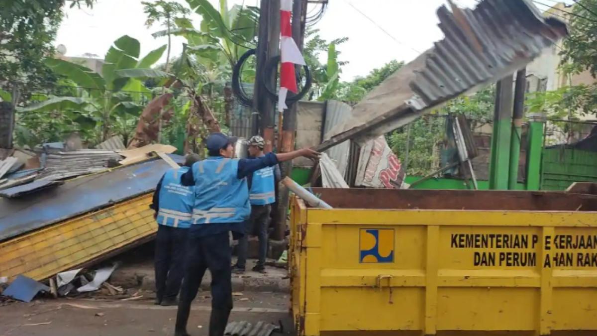 PENERTIBAN PKL BANDUNG - Petugas mengangkut sisa bangunan liar yang ditertibkan Pemerintah Kota Bandung bersama Pemprov Jabar, di Jalan Ibrahim Adjie, Kota Bandung, Senin (10/8/2026).