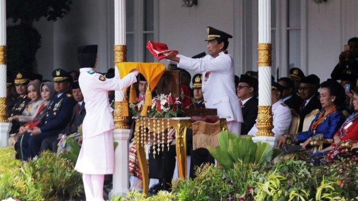 UPACARA PENGIBARAN BENDERA HUT RI KE-74. Gubernur DIY, Sri Sultan Hamengku Buwono X yang bertindak sebagai inspektur upacara menyerahkan bendera kan dalam upacara peringatan HUT RI ke-74 di Istana Negara Gedung Agung, KOta Yogyakarta, Sabtu (17/8/2019).