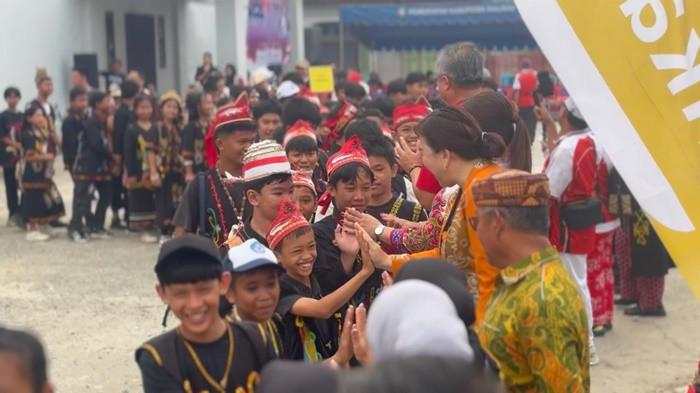 PARADE BUDAYA - Suasana persiapan dan kemeriahan Karnaval Budaya Kecamatan Malinau Utara dalam rangka memperingati HUT Ke-81 RI yang diikuti ribuan peserta dari berbagai kalangan, Kamis (13/8/2026). (TRIBUNKALTARA.COM / MOHAMMAD SUPRI)
