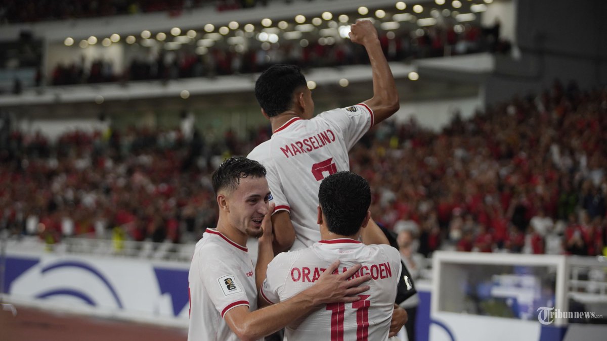 Pesepak bola Timnas Indonesia Marselino Ferdinan selebrasi bersama rekan satu timnay usai mencetak gol ke gawang Timnas Arab Saudi pada pertandingan Grup C putaran ketiga Kualifikasi Piala Dunia 2026 Zona Asia melawan Australia di Stadion Utama Gelora Bung Karno (SUGBK), Jakarta, Selasa (19/1/2024). Indonesia sementara unggul 2-0 atas Arab Saudi. TRIBUNNEWS/HERUDIN