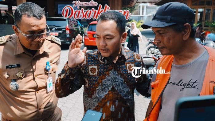 DILARANG TARIK UANG PARKIR. Wali Kota Solo Respati Ardi didampingi Camat Pasar Kliwon Ari Wibowo saat menegaskan larangan menarik uang parkir di kantor kewilayahan, Rabu (12/8/2026).
