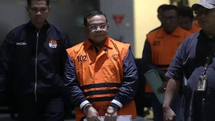 MENJABAT LAGI - Sudewo bersama tersangka lainnya mengenakan rompi tahanan usai ditetapkan sebagai tersangka di Gedung Merah Putih KPK, Jakarta, Selasa (20/1/2026). Sudewo minta didoakan jadi bupati lagi.