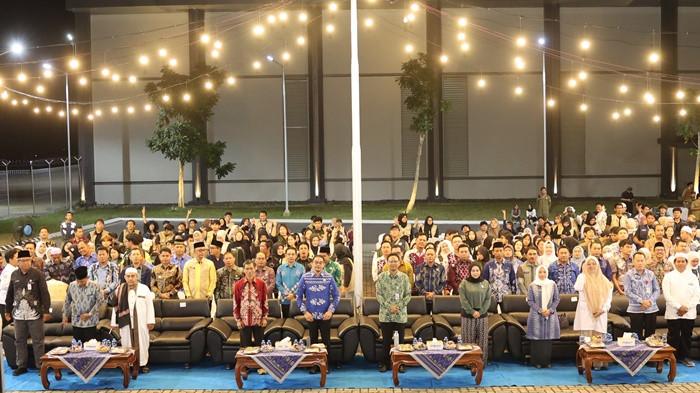 MAHASISWA KKN- Foto dari atas panggung dalam acara penarikan peserta sekaligus ekspose Kuliah Kerja Nyata (KKN) Tematik Lingkungan Hidup Universitas Lambung Mangkurat (ULM) Tahun 2026 yang digelar di Joglo Merah Putih, Bandara Bersujud, Senin (10/8/2026) malam.   