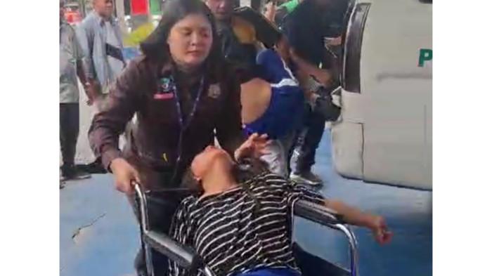 KERACUNAN MBG- Screenshoot  video sejumlah siswa digotong ke RS menggunakan ambulance, Kamis (13/8/2026).  Siswa yang dibawa ke RS ini Diduga karena keracunan MBG (screenshot)
