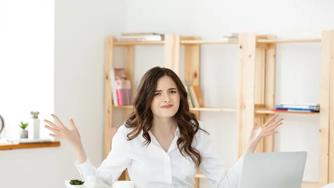 Seorang perempuan sedang kebingungan dengan mengangkat kedua tangan/Menganggap Emosi yang Kuat Selalu Berarti Kebenaran (Foto Dok: Freepik/benzoix).