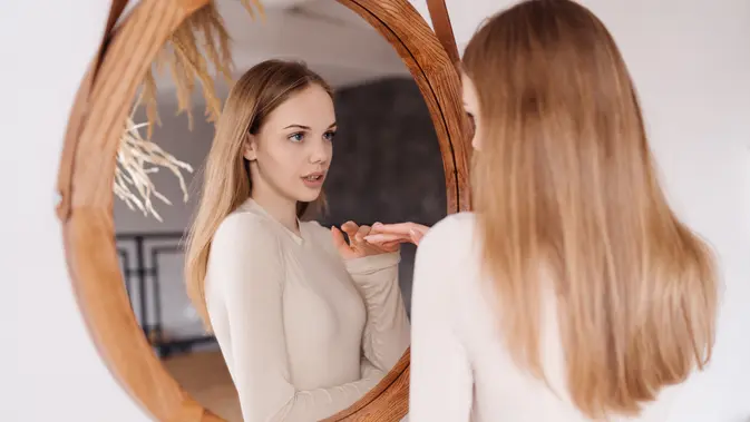 Meningkatkan self awareness akan berpengaruh pada kesejahteraan hidup. (Foto: Freepik/kroshka__nastya)