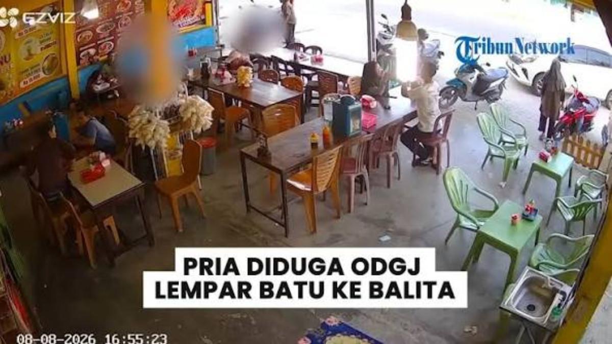 BALITA NAAS - Detik-detik balita dilempar batu oleh ODGJ di Lampung.