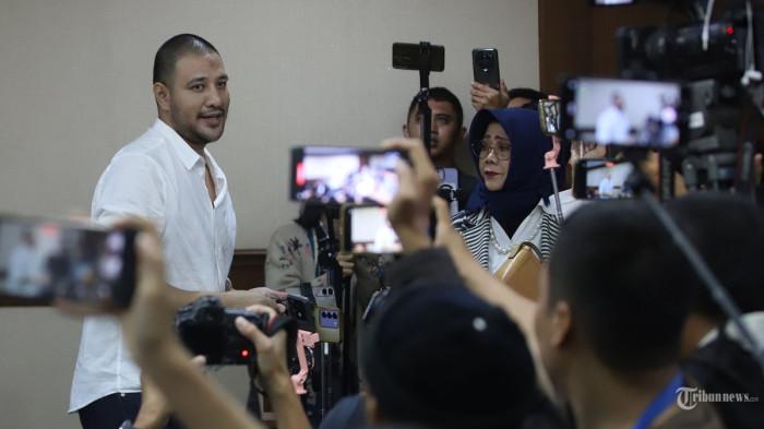 GANJA DIJUAL BEBAS- Aktor Muhammad Ammar Akbar atau lebih dikenal Ammar Zoni bersiap menjalani persidangan di Pengadilan Negeri Jakarta Pusat, Kamis (18/12/2025). Ammar Zoni menjalani persidangan secara langsung terkait dugaan kasus jual beli narkoba di rutan Salemba
