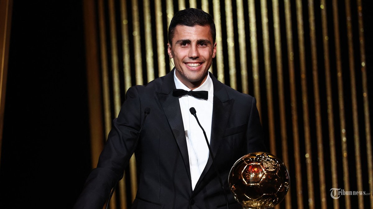 Gelandang Manchester City asal Spanyol Rodri menerima penghargaan Ballon d'Or selama upacara penghargaan Ballon d'Or France Football 2024 di Theatre du Chatelet di Paris pada 28 Oktober 2024. (Photo by FRANCK FIFE / AFP)
